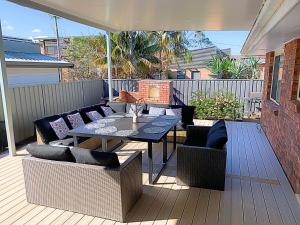 En balkon eller terrasse på Surfside Holiday Home 100m Beach