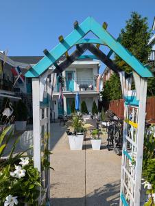 een blauwe en witte pergola voor een huis bij Hotel on Magnolia East 'HOME' in Wildwood