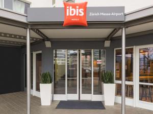 La fachada o entrada de ibis Zürich Messe Airport