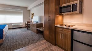 Кухня или мини-кухня в Best Western Plus Executive Residency Austin - Round Rock
