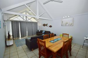 Un lugar para sentarse en Waterfront Apartment 1 - Kalbarri WA