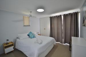 Una cama o camas en una habitación de Waterfront Apartment 1 - Kalbarri WA