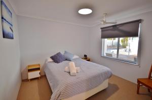 Una cama o camas en una habitación de Waterfront Apartment 1 - Kalbarri WA