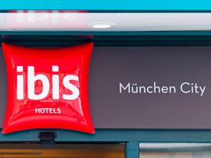 Un certificat, premiu, logo sau alt document afișat la ibis Hotel München City