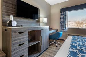 een hotelkamer met een bed en een flatscreen-tv bij The Waves Hotel, Ascend Hotel Collection in Wildwood