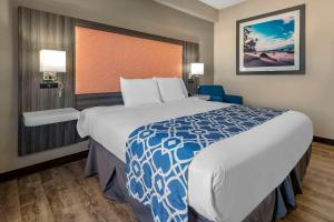 een hotelkamer met een groot bed met een blauwe en witte deken bij The Waves Hotel, Ascend Hotel Collection in Wildwood