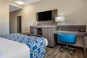 een hotelkamer met een bed en een bureau met een televisie bij The Waves Hotel, Ascend Hotel Collection in Wildwood