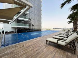 Piscina a GuestReady - Luxurious studio in Damac Hills o a prop