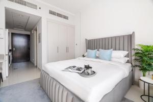 Llit o llits en una habitació de GuestReady - Luxurious studio in Damac Hills