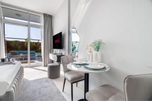 Televisor o centre d'entreteniment de GuestReady - Luxurious studio in Damac Hills