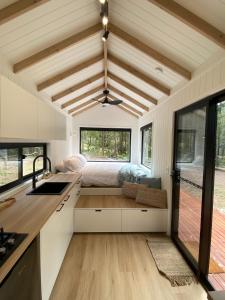 Una cama o camas en una habitación de 'Chartreuse' Tiny Home on Green Valley Fingerlime Farm