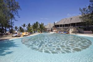 uma grande piscina em frente a um resort em Lily Palm Resort em Watamu