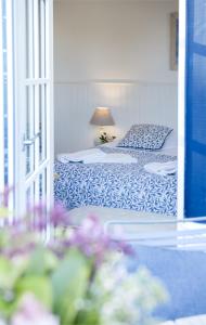 a bedroom with two beds and a lamp in the doorway at Hotel Villa Brinkly in Snekkersten