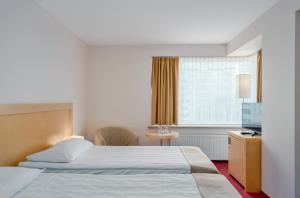 เตียงในห้องที่ Riga Islande Hotel with FREE Parking