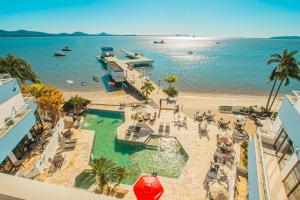 uma vista aérea de um resort com uma piscina e uma praia em Hotel Villareal São Francisco do Sul em São Francisco do Sul