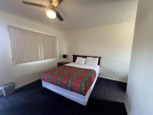 - une chambre avec un grand lit dans l'établissement Flamingo Motel - San Ysidro, à San Diego