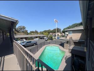 Il dispose d'un balcon avec une piscine et un parking. dans l'établissement Flamingo Motel - San Ysidro, à San Diego