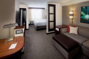 Televisyen dan/atau pusat hiburan di Hyatt Place Charlotte Arrowood