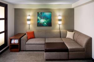 Ruang duduk di Hyatt Place Charlotte Arrowood