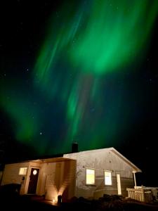 Un edificio con l'aurora nel cielo di Idyllisk enebolig! a Svolvær