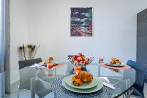 una mesa de comedor de cristal con comida. en 1Br - Monaco 1 Min Walk - Close to Port and Train, en Beausoleil