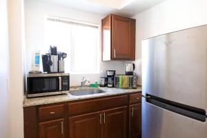 מטבח או מטבחון ב-Miami Beach Apartment with Private Patio Free Parking Family Friendly No Pet Fee