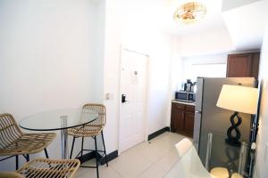 מטבח או מטבחון ב-Miami Beach Apartment with Private Patio Free Parking Family Friendly No Pet Fee