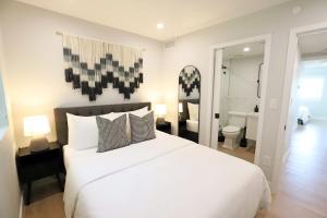 Una cama o camas en una habitación de Townhouse in Heart of South Beach Miami Steps to Sea