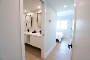 Un baño de Townhouse in Heart of South Beach Miami Steps to Sea