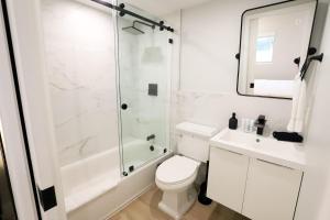 Un baño de Townhouse in Heart of South Beach Miami Steps to Sea