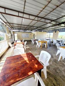 Cette chambre dispose d'une table et de chaises et de tables blanches. dans l'établissement Casuarina Lounge, à Malindi