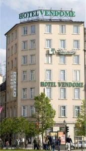 um edifício de hotel com uma placa em cima em Hôtel Vendôme em Estrasburgo