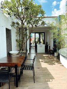 Un balcón o terraza en Villa Suite Couples Family Travel Next to the War Museum