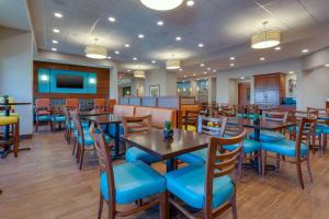 Um restaurante ou outro lugar para comer em Drury Inn & Suites Gainesville