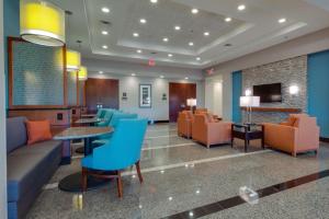 Uma TV ou centro de entretenimento em Drury Inn & Suites Gainesville