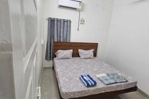 מיטה או מיטות בחדר ב-HOMESTAY - AC 3 BHK NEAR AlRPORT