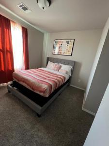 ein Schlafzimmer mit einem Bett mit einer roten Decke in der Unterkunft Gorgeous, Brand New 3 Bedrooms Home- Built 2024, Near SeaWorld & Lackland AFB in San Antonio