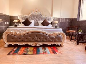 מיטה או מיטות בחדר ב-River Grand Resort - A Peaceful Stay Kempty Fall Mussoorie M 74530-64818