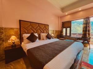 מיטה או מיטות בחדר ב-River Grand Resort - A Peaceful Stay Kempty Fall Mussoorie M 74530-64818