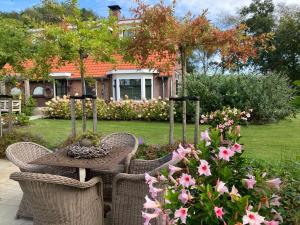 Puutarhaa majoituspaikan Bed & Breakfast Hoeve Happiness - ontbijt inbegrepen - wellness aanwezig ulkopuolella