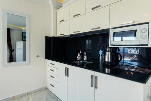 Una cocina o kitchenette en Lemon Villa Hotel - Adult Only