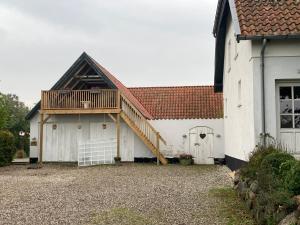 ein Haus mit seitlicher Terrasse in der Unterkunft Marielyst B&B - Apartments in Næstved