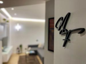 Luxury Downtown - Milan MF Apartments في ميلانو: باب مع شماعات على جدار في غرفة