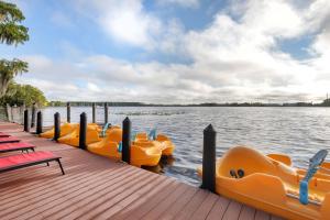 ein Dock mit gelben aufblasbaren Booten auf dem Wasser in der Unterkunft Bryan's Spanish Cove in Orlando