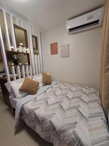 1 Schlafzimmer mit einem Bett und Klimaanlage in der Unterkunft Paula' s cozy Haven in Lapu Lapu City