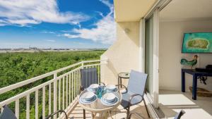 Balcony o terrace sa The Larks Landing by Last Key Realty