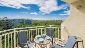 Balcony o terrace sa The Larks Landing by Last Key Realty