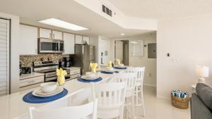 Kitchen o kitchenette sa The Larks Landing by Last Key Realty