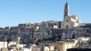 un grupo de edificios y una iglesia en una montaña en Casa Il Gufo e la Pupa, en Matera