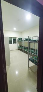 Giường tầng trong phòng chung tại Homely Hostel